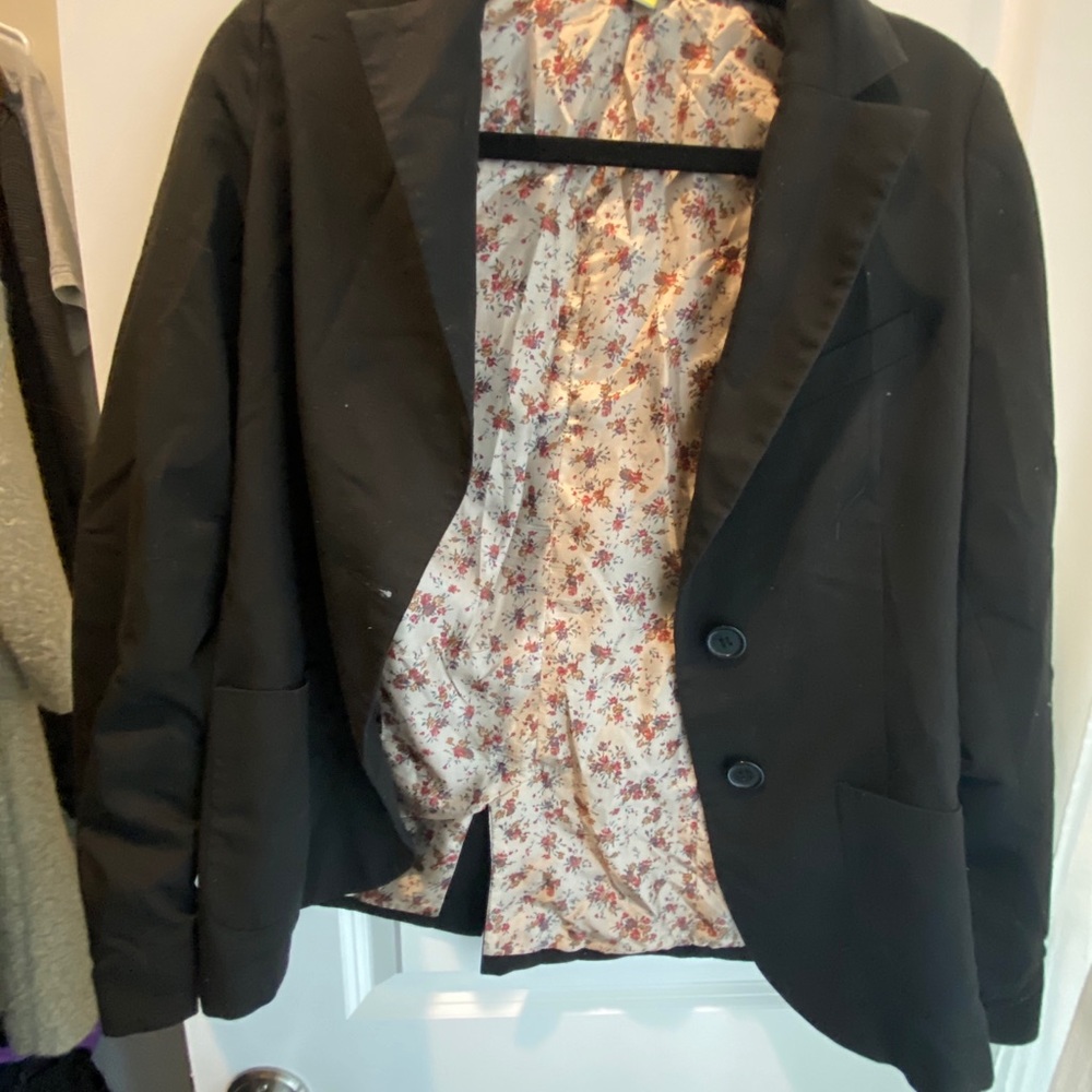 Black blazer with floral lining - Picture 2 of 5